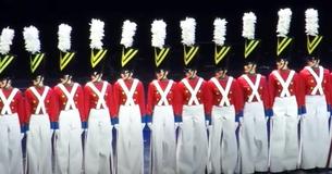 Trente-six soldats s'immobilisent et épatent la foule lorsqu'ils se mettent à danser