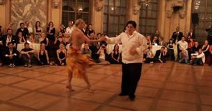Un danseur impressionne la foule avec ses mouvements
