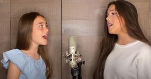 Due sorelle si esibiscono in "In The Arms of An Angel" commuovendo la gente fino alle lacrime
