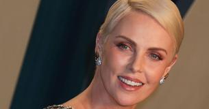 Charlize Theron voedt zoon Jackson op als meisje - Ze vertelt over haar ouderschap en wordt geprezen voor de moderne aanpak.