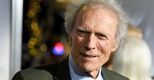 De acht kinderen van Clint Eastwood poseren samen, met inbegrip van de dochter waarvan hij niet wist dat hij ze had