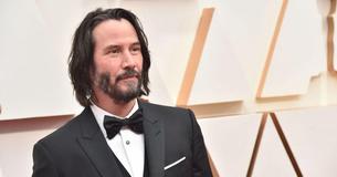 Keanu Reeves se ha afeitado su distintivo cabello negro