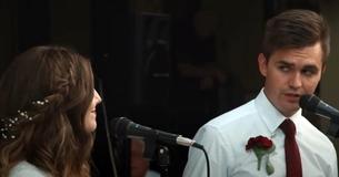 Broer en zus zingen duet van 'The Prayer' van Celine Dion en Andrea Bocelli op de bruiloft van hun zus