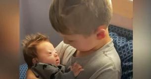 Zes jaar oude jongen zingt '10.000 Hours' voor zijn kleine broertje met het syndroom van Down