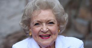 Betty White bereidt zich voor op haar 99e verjaardag - Zegt dat een gevoel voor humor haar jong houdt