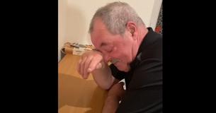Le père s'effondre en larmes après que son fils lui ait dit qu'il a remboursé la totalité de son hypothèque