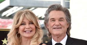 Goldie Hawn présente à ses fans son nouveau chiot Roy et celui de Kurt Russell nommé Beau. Le nom du chien fait référence à son film « Overboard »
