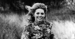 Super Jaimie, Lindsay Wagner, ne montre aucun signe de ralentissement à 75 ans
