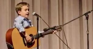 Zevenjarige zingt 'Folsom Prison Blues' voor een live publiek