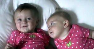 Eine Mama legt Zwillinge in ihre Betten – wende dabei Deine Augen nicht vom Baby auf der rechten Seite ab