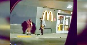 Un homme enlève son propre pantalon et le donne à un sans-abri près d'un fast food