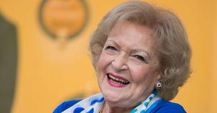 Betty White es la madrastra de David, Martha y Sarah, los tres hijos de su difunto marido