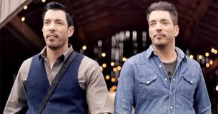 Les Property Brothers performent « Hold On ». J'ai du mal à retenir mes larmes. C'est si beau.