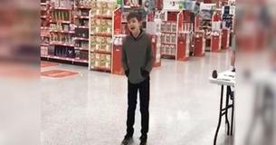 Autistischer Junge erlangt mit seiner improvisierten Performance Ruhm im Internet