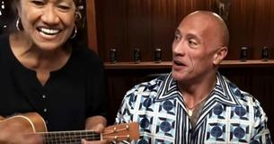 Mama van Dwayne Johnson onderbreekt zijn interview met Jimmy Fallon door op de ukelele te spelen