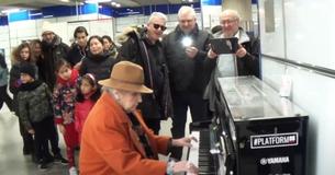 Une femme s'assoit sur le piano public d'une gare et impressionne un célèbre pianiste avec sa performance
