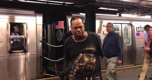 Des passants entendent une version obsédante de « Unchained Melody » et s'arrêtent en chemin, découvrant un chanteur de métro