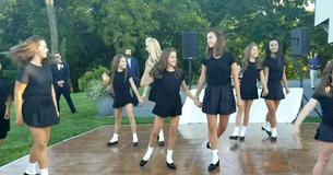 Des danseuses Irlandaises divertissent les invités d'un mariage et la mariée se joint à elles afin d'étonner la foule avec sa performance.