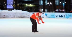 La foule se moque du « pire patineur » sur la glace jusqu'à ce qu'il se relève et les convainc du contraire.