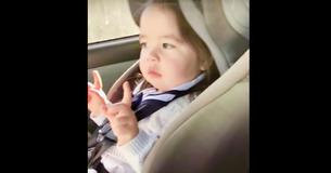 Une petite fille sur la banquette arrière attend impatiemment  que le rythme s'accélère dans 'Uptown Funk' avant de se déchaîner.