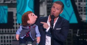 Buikspreker ergert zich tijdens de show - Blijf op de pop letten nadat hij van het podium rent.