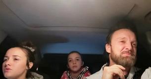 Un père pleure en écoutant ses filles chanter gentiment dans la voiture