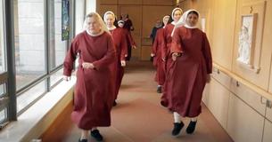 Les nonnes d'un monastère effectuent une danse en ligne pour redonner le morale aux spectateurs