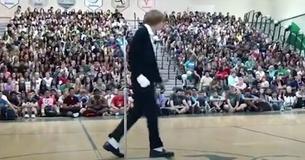 Un adolescent timide impressionne la foule lors d'un spectacle de talents de son école