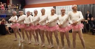 Vaders dansen samen het prachtige ballet 'het zwanenmeer'