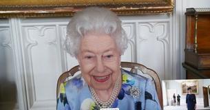 La Reine sourit lors de son premier engagement tenu en ligne depuis les funérailles de son mari Philip
