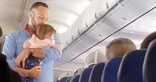 Als die Familie ihr weinendes Kleinkind im Flugzeug 15 Minuten lang nicht beruhigen kann, kommt der männliche Flugbegleiter und übernimmt