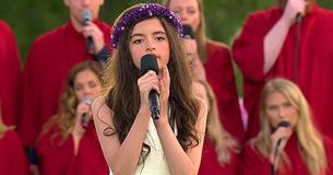 Mädchen singt fast wie Elvis – Zuschauer können mit geschlossenen Augen kaum einen Unterschied erkennen