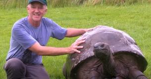 189 Jahre alte Schildkröte entspannt sich bei einem warmen Bad