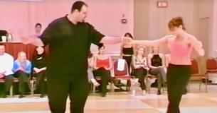 Le public se moque en voyant un grand homme disant savoir danser le swing, jusqu'à ce que la musique démarre