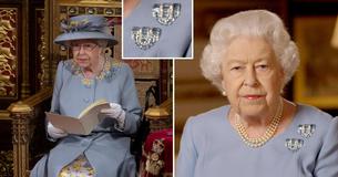 Königin Elizabeth II. trägt ein Paar Aquamarin-Broschen, die ihr von ihren Eltern zur Parlamentsöffnung geschenkt wurden