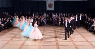 Huit couples de bal de fin d'année gratifient le public d'une performance étonnante