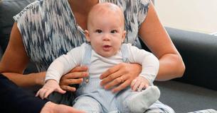 Archie sieht genauso aus wie Baby-Prinz Harry bei seinem Auftritt auf der Royal Tour
