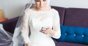 Una novia le dice a su amiga que si no anuncia en las redes sociales que perdió a su bebé, entonces no podrá ir a la boda