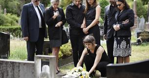 Una mujer se niega a ir a una "cena de disculpas" que le ofrece su suegra después de que esta la llamara "mala madre"