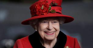 Queen Elizabeth gedenkt Prinz Philip mit ihrer Brosche während offiziellen Besuchs des Flugzeugträgers der Marine