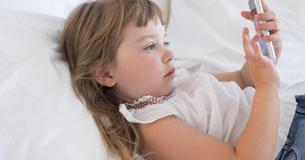 Un père demande s'il a tort de ne pas vouloir que sa fille de 3 ans ait son propre téléphone portable