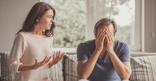 Un homme fait enrager sa femme en lui demandant de manquer le mariage de sa meilleure amie pour être avec lui le jour de son opération