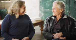 Michael Douglas und Kathleen Turner sprechen über ihre 40-jährige Freundschaft, als sie sich bei "The Kominsky Method" wieder treffen
