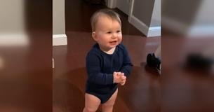 Une petite fille a une discussion adorable avec son papa