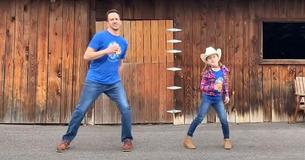 Kleines Cowgirl zeigt Papa bei einer Country Dance Challenge wie's richtig geht