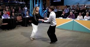 Deux élèves de cinquième année glissent sur «des pieds en caoutchouc» et volent la vedette lors d'une compétition de swing