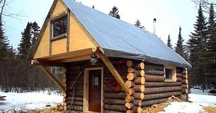 Un homme construit une cabane en rondins dans la forêt tout seul avec 500 $