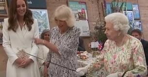Queen lehnt Messer von ihrer Adjutantin ab und sie schneidet den Kuchen kurzerhand mit einem Schwert auf
