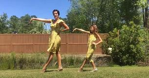 Moeder en dochter geven alles wat ze hebben in een dansroutine op het nummer 'Footloose'