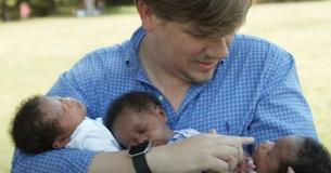 Ein weißes Paar bringt schwarze Drillinge nach Embryo Adoption zur Welt